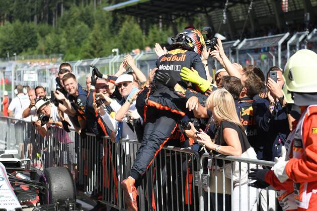 Max Verstappen (Aston Martin Red Bull Racing)bejubelt seinen Sieg mit seinen Teammitgliedern, Formel 1 Grosser Preis von Oesterreich, Red Bull Ring, 01.07.2018.2018, Formel 1 Grosser Preis von Oesterreich, Red Bull Ring, 01.07.2018 Spielberg Copyright: xEIBNER Florian_Schustx EP_SCHUST