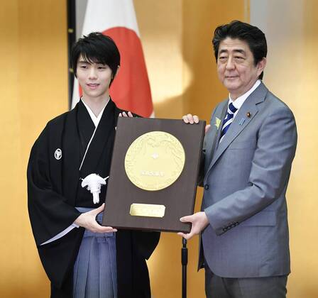 Figure skater Hanyu receives national honor award Two-time Figure skating Eiskunstlauf Olympic gold medalist Yuzuru Hanyu poses for photos with Japanese Prime Minister Shinzo Abe as he receives the People s Honor Award at a ceremony at the premier s office in Tokyo on July 2, 2018. 