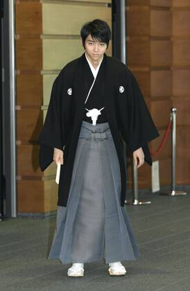 Figure skater Hanyu receives national honor award Two-time Figure skating Eiskunstlauf Olympic gold medalist Yuzuru Hanyu bows to reporters at the premier s office in Tokyo before attending a ceremony to receive the People s Honor Award on July 2, 2018. 