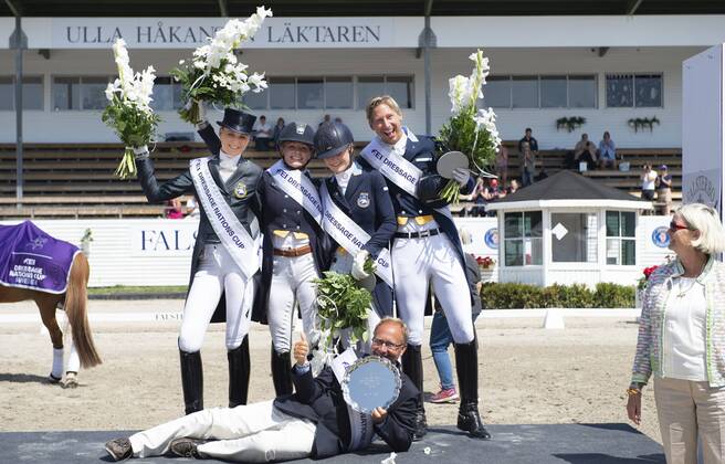 Sport Themen der Woche KW28 Sport Bilder des Tages 180715 The Swedish team celebrates after winning the FEI Dressage Nations Cup competition during day 8 of Falsterbo Horse Show on July 15, 2018 in Falsterbo. Photo: Ludvig Thunman BILDBYRN kod LT 35504 Copyright: LUDVIGxTHUNMAN BB180715LT023