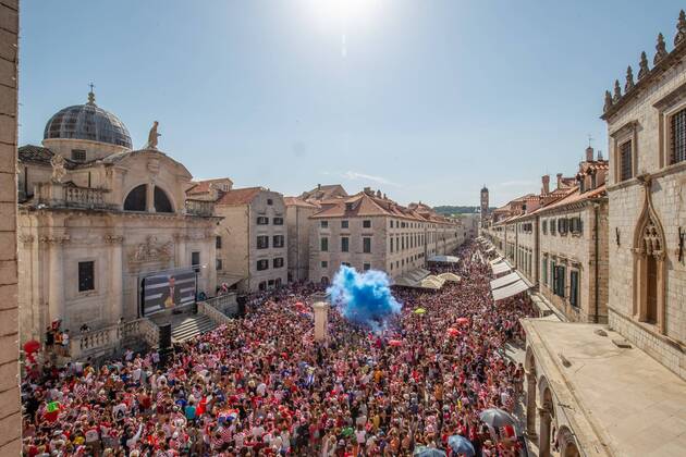 Fußball, WM Finale 2018 in Moskau, Frankreich - Kroatien World Cup fans Dubrovnik 15.07.2018.,Duborvnik - In front of the Church of ST. Vlaho, hundreds of people gathered to watch the final match of the World Cup between Croatia and France. GrgoxJelavic PIXSELL