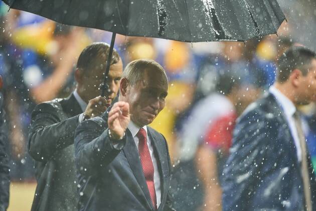 France - Croatia, Soccer, Moscow, July 15, 2018 Vladimir PUTIN, President Russia the Official FIFA World Cup WM Weltmeisterschaft Fussball Original Trophy, winner, victory, ceremony, FRANCE - CROATIA 4-1 Football FIFA WORLD CUP 2018 RUSSIA, Final, Season 2018 2019, July 15, 2018 in Luzhniki Stadium Moscow, Russia. Photo: MAGICS Peter Schatz
