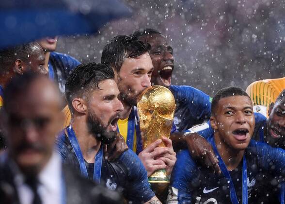 FUSSBALL WM 2018 Finale 15.07.2018 Frankreich - Kroatien Siegerehrung Weltmeister Frankreich; Torwart Hugo Lloris (Mitte) kuesst den WM Pokal; Olivier Giroud (li) und Kylian Mbappe (re) jubeln mit