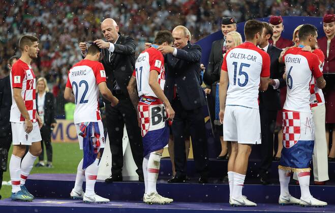 Fußball, WM Finale 2018 in Moskau, Frankreich - Kroatien Football World Cup 2018 winners 15.07.2018. Moscow, Russia - Football World Cup 2018 , Finals, Croatia - France. Andrej Kramaric, Josip Pivaric, Gianni Infantino, Mario Mandzukic, Vladimir Putin, Duje Caleta Car, Emmanuel Macron, Dejan Lovren, Kolinda Grabar-Kitarovic  IgorxKralj PIXSELL