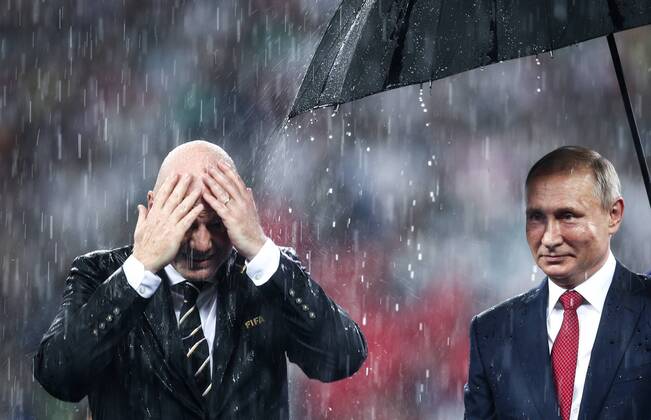 FuÃŸball, WM Finale 2018 in Moskau, Frankreich - Kroatien MOSCOW, RUSSIA - JULY 15, 2018: FIFA President Gianni Infantino (L) and Russia s President Vladimir Putin during an award ceremony after the 2018 FIFA World Cup WM Weltmeisterschaft Fussball Final match between France and Croatia at Luzhniki Stadium. Valery Sharifulin TASS  TS089B0E