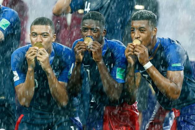 Fußball, WM Finale 2018 in Moskau, Frankreich - Kroatien Moskau, Russland, 15.07.2018, FIFA Weltmeisterschaft, Finale, Frankreich - Kroatien, Kylian Mbappe (FRA), Ousmane Dembele (FRA) und Presnel Kimpembe (FRA) ( DeFodi507