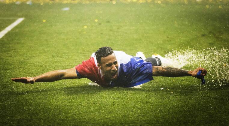 Fußball, WM Finale 2018 in Moskau, Frankreich - Kroatien Moskau , 15.07.2018 Schlussjubel: Corentin Tolisso (FRA) schlittert über den nassen Rasen Frankreich - Kroatien