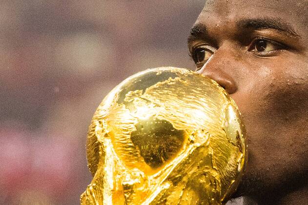 Fußball, WM Finale 2018 in Moskau, Frankreich - Kroatien 180715 Paul Pogba of France celebrate with the trophy after winning the FIFA World Cup WM Weltmeisterschaft Fussball final match between France and Croatia on July 15, 2018 in Moscow. Photo: Petter Arvidson BILDBYRN kod PA 92087 Copyright: PETTERxARVIDSON BB180715PA483