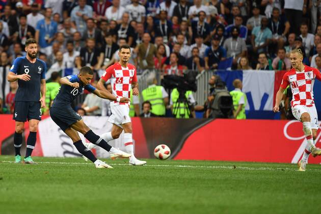 Kylian MBAPPE (FRA) schiesst das Tor zum 4-1, Aktion,Torschuss, Frankreich (FRA) - Kroatien (CRO) 4-2, Finale, Spiel 64, am 15.07.2018 in Moskau; Luzhniki Stadion. Fussball Weltmeisterschaft 2018 in Russland vom 14.06. - 15.07.2018.