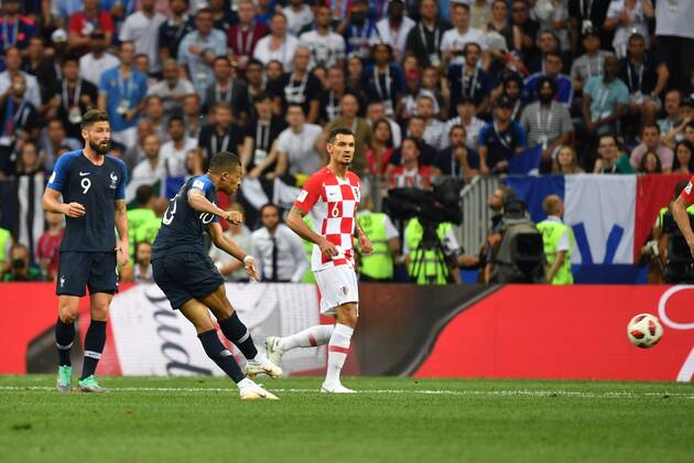 Kylian MBAPPE (FRA) schiesst das Tor zum 4-1, Aktion,Torschuss, Frankreich (FRA) - Kroatien (CRO) 4-2, Finale, Spiel 64, am 15.07.2018 in Moskau; Luzhniki Stadion. Fussball Weltmeisterschaft 2018 in Russland vom 14.06. - 15.07.2018.