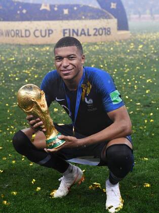 FUSSBALL WM 2018 FINALE ------- Frankreich - Kroatien 15.07.2018 JUBEL Weltmeister Frankreich; Kylian Mbappe mit dem Pokal