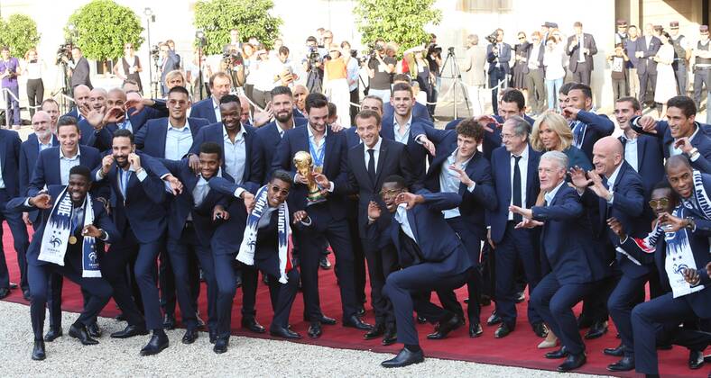 Sport Themen der Woche KW29 Sport Bilder des Tages WM 2018, Empfang von Weltmeister Frankreich im Elysee-Palast Reception de l equipe de France de football championne du monde 2018 au Palais de l Elysee FOOTBALL : Reception equipe de France de football - Palais de l Elysee - Paris - 16 07 2018 MichaelBaucher Panoramic 
