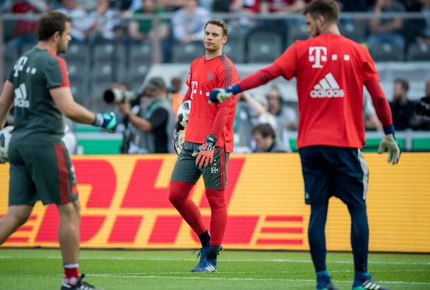 19. Mai 2018: Berlin, Olympiastadion: Fussball DFB-Pokalfinale: FC Bayern Muenchen - Eintracht Frankfurt: Muenchens Torwart Manuel Neuer schaut zu Torwart Sven Ulreich und Torwarttrainer Toni Tapalovic.