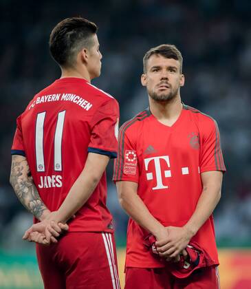 19. Mai 2018: Berlin, Olympiastadion: Fussball DFB-Pokalfinale: FC Bayern Muenchen - Eintracht Frankfurt: Muenchens James Rodriguez und Juan Bernat nach dem Spiel.