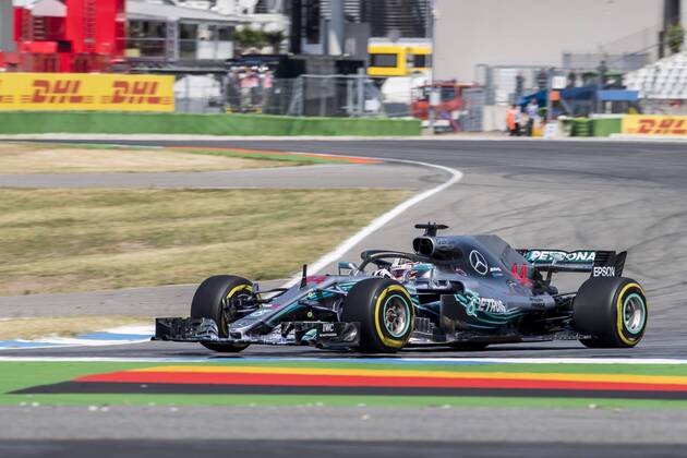 Motorsport: Formel 1, Saison 2018 2019, Training am Freitag, 20.07.2018 am Hockenheimring in Hockenheim (Deutschland). Lewis Hamilton (Mercedes AMG Petronas) biegt auf die Start-Ziel-Gerade ein. Copyright: xInderliedx