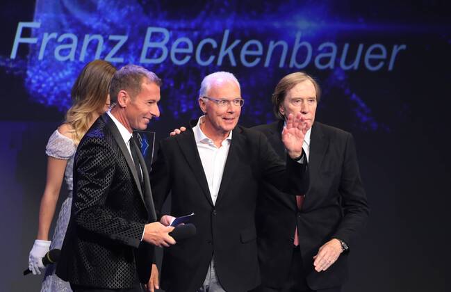 Bayerischer Sportpreis des Ministerpräsidenten Franz Beckenbauer wird zum Jahrhundert Sportler von Bayern ausgezeichnet Franz Beckenbauer wird zum Sportler des Jahrhunderts ausgezeichnet Moderator Markus Othmer, Franz Beckenbauer und Günter Netzer Münchdn Bayern Deutschland BMW Welt