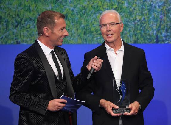 Bayerischer Sportpreis des Ministerpräsidenten Franz Beckenbauer wird zum Jahrhundert Sportler von Bayern ausgezeichnet Franz Beckenbauer wird zum Sportler des Jahrhunderts ausgezeichnet Moderator Markus Othmer und Franz Beckenbauer Münchdn Bayern Deutschland BMW Welt