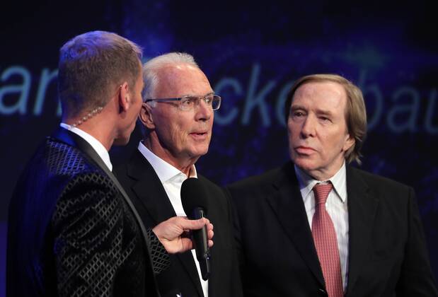 Bayerischer Sportpreis des Ministerpräsidenten Franz Beckenbauer wird zum Jahrhundert Sportler von Bayern ausgezeichnet Franz Beckenbauer wird zum Sportler des Jahrhunderts ausgezeichnet Moderator Markus Othmer, Franz Beckenbauer und Günter Netzer Münchdn Bayern Deutschland BMW Welt