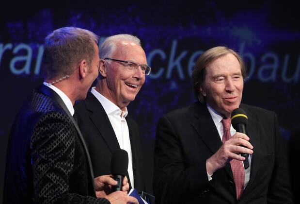 Bayerischer Sportpreis des Ministerpräsidenten Franz Beckenbauer wird zum Jahrhundert Sportler von Bayern ausgezeichnet Franz Beckenbauer wird zum Sportler des Jahrhunderts ausgezeichnet Moderator Markus Othmer, Franz Beckenbauer und Günter Netzer Münchdn Bayern Deutschland BMW Welt