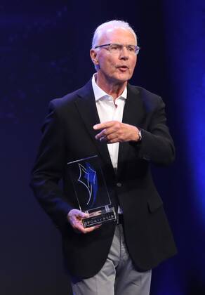 Bayerischer Sportpreis des Ministerpräsidenten Franz Beckenbauer wird zum Jahrhundert Sportler von Bayern ausgezeichnet Franz Beckenbauer wird zum Sportler des Jahrhunderts ausgezeichnet Franz Beckenbauer mit dem Bayerischen Sportpreis Münchdn Bayern Deutschland BMW Welt
