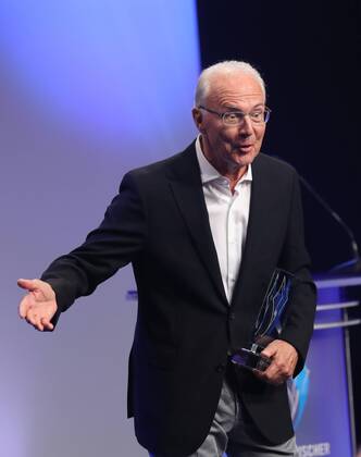 Bayerischer Sportpreis des Ministerpräsidenten Franz Beckenbauer wird zum Jahrhundert Sportler von Bayern ausgezeichnet Franz Beckenbauer wird zum Sportler des Jahrhunderts ausgezeichnet Franz Beckenbauer mit dem Bayerischen Sportpreis Münchdn Bayern Deutschland BMW Welt