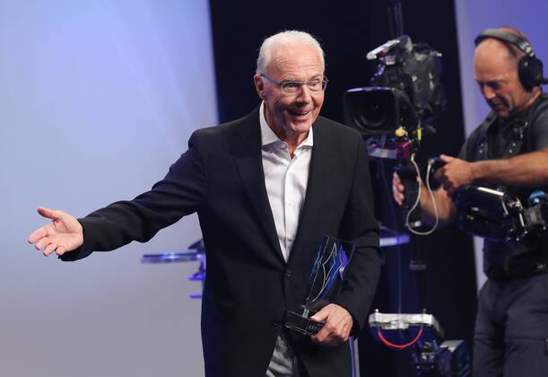 Bayerischer Sportpreis des Ministerpräsidenten Franz Beckenbauer wird zum Jahrhundert Sportler von Bayern ausgezeichnet Franz Beckenbauer wird zum Sportler des Jahrhunderts ausgezeichnet Franz Beckenbauer mit dem Bayerischen Sportpreis Münchdn Bayern Deutschland BMW Welt