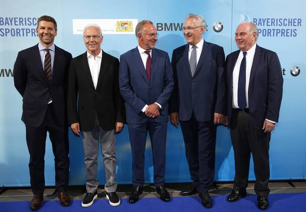 Bayerischer Sportpreis des Ministerpräsidenten Franz Beckenbauer wird zum Jahrhundert Sportler von Bayern ausgezeichnet Franz Beckenbauer wird zum Sportler des Jahrhunderts ausgezeichnet von links: Thomas Hitzlsperger, Franz Beckenbauer, Karl-Heinz Rummenigge, Innenminister Joachim Herrmann und Uli Hoeneß Münchdn Bayern Deutschland BMW Welt