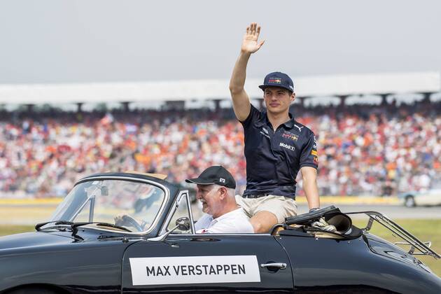Motorsport: Formel 1, Saison 2018 2019, Rennen am Sonntag, 22.07.2018, am Hockenheimring in Hockenheim (Deutschland). Max Verstappen (Aston Martin Red Bull Racing) winkt den Fans zu. Copyright: xInderliedx