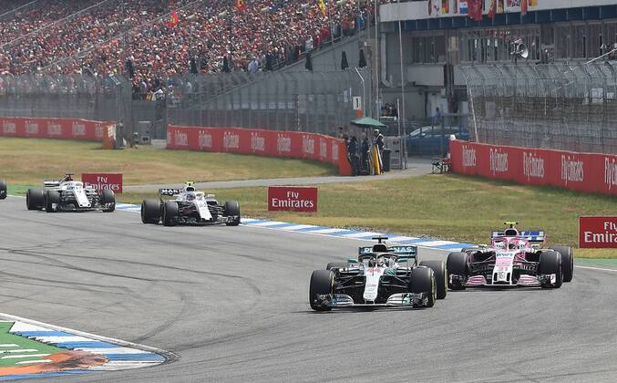 22.07.2018, xpsx, Formel 1 FIA , Grand Prix von Deutschland Rennen 2018 emspor, v.l. Lewis Hamilton (Mercedes AMG) überholt Esteban Ocon (Force India - Mercedes) Hockenheim