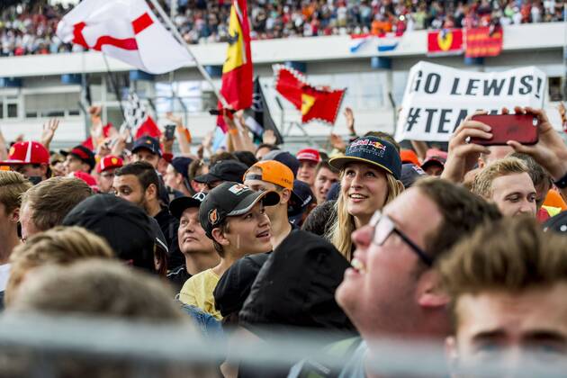 Motorsport: Formel 1, Saison 2018 2019, Rennen am Sonntag, 22.07.2018, am Hockenheimring in Hockenheim (Deutschland). Die Fans feiern vor dem Siegerpodest. Copyright: xInderliedx