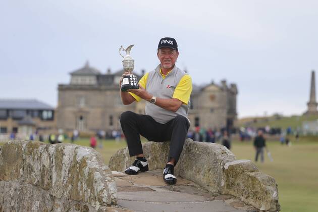 Sport Bilder des Tages 29th July 2018, Old Course at St Andrews, St Andrews, Scotland; The 2018 Senior Open Golf Championships, 4th round; This year s winner Miguel Angel Jimenez (ESP) poses with the Senior Open trophy on the Swilken Bridge on the 18th hole of the Old course  ActionPlus12051762 AlanxMartin
