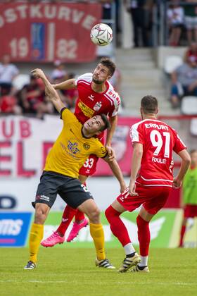FUSSBALL REGIONALLIGA NORDOST -SAISON 2017 2018 - SPIELTAG 2 - ERFURT-AUERBACH 04 08 2018 - Erfurt: Petar Lela 33 (FC Rot-Weiß Erfurt) gegen Thomas Stock 28 (VfB Auerbach) im Fussball-Regionalliga Nordost Spiel des FC Rot-Weiß Erfurt gegen den VfB Auerbach am 4. August 2018 im Steigerwaldstadion Erfurt. Gemäß den Vorgaben der DFL Deutsche Fußball Liga ist es untersagt, in dem Stadion und oder vom Spiel angefertigte Fotoaufnahmen in Form von Sequenzbildern und oder videoähnlichen Fotostrecken zu verwerten bzw. verwerten zu lassen. DFL regulations prohibit any use of photographs as image sequences and or quasi-video. _________________