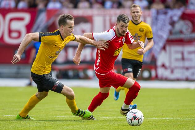 FUSSBALL REGIONALLIGA NORDOST -SAISON 2017 2018 - SPIELTAG 2 - ERFURT-AUERBACH 04 08 2018 - Erfurt: Quentin Fouley 37 (FC Rot-Weiß Erfurt) gegen Vaclav Heger 6 (VfB Auerbach) im Fussball-Regionalliga Nordost Spiel des FC Rot-Weiß Erfurt gegen den VfB Auerbach am 4. August 2018 im Steigerwaldstadion Erfurt. Gemäß den Vorgaben der DFL Deutsche Fußball Liga ist es untersagt, in dem Stadion und oder vom Spiel angefertigte Fotoaufnahmen in Form von Sequenzbildern und oder videoähnlichen Fotostrecken zu verwerten bzw. verwerten zu lassen. DFL regulations prohibit any use of photographs as image sequences and or quasi-video. _________________
