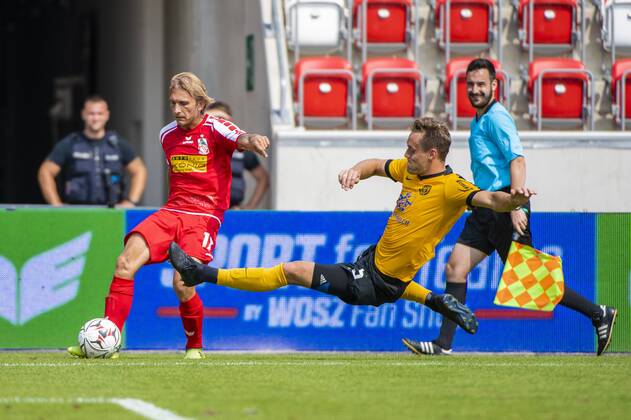 FUSSBALL REGIONALLIGA NORDOST -SAISON 2017 2018 - SPIELTAG 2 - ERFURT-AUERBACH 04 08 2018 - Erfurt: Lukas Novy 17 (FC Rot-Weiß Erfurt) gegen Alexander Mattern 5 (VfB Auerbach) im Fussball-Regionalliga Nordost Spiel des FC Rot-Weiß Erfurt gegen den VfB Auerbach am 4. August 2018 im Steigerwaldstadion Erfurt. Gemäß den Vorgaben der DFL Deutsche Fußball Liga ist es untersagt, in dem Stadion und oder vom Spiel angefertigte Fotoaufnahmen in Form von Sequenzbildern und oder videoähnlichen Fotostrecken zu verwerten bzw. verwerten zu lassen. DFL regulations prohibit any use of photographs as image sequences and or quasi-video. _________________