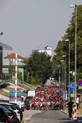 FUSSBALL REGIONALLIGA NORDOST -SAISON 2017 2018 - SPIELTAG 2 - ERFURT-AUERBACH 04 08 2018 - Erfurt: Der Fanmarsch der FC Rot-Weiß Erfurt Fans vor dem Fussball-Regionalliga Nordost Spiel des FC Rot-Weiß Erfurt gegen den VfB Auerbach am 4. August 2018 im Steigerwaldstadion Erfurt. Gemäß den Vorgaben der DFL Deutsche Fußball Liga ist es untersagt, in dem Stadion und oder vom Spiel angefertigte Fotoaufnahmen in Form von Sequenzbildern und oder videoähnlichen Fotostrecken zu verwerten bzw. verwerten zu lassen. DFL regulations prohibit any use of photographs as image sequences and or quasi-video. _________________