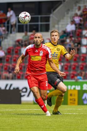 FUSSBALL REGIONALLIGA NORDOST -SAISON 2017 2018 - SPIELTAG 2 - ERFURT-AUERBACH 04 08 2018 - Erfurt: Velimir Jovanovic 36 (FC Rot-Weiß Erfurt) gegen Felix Lietz 4 (VfB Auerbach) im Fussball-Regionalliga Nordost Spiel des FC Rot-Weiß Erfurt gegen den VfB Auerbach am 4. August 2018 im Steigerwaldstadion Erfurt. Gemäß den Vorgaben der DFL Deutsche Fußball Liga ist es untersagt, in dem Stadion und oder vom Spiel angefertigte Fotoaufnahmen in Form von Sequenzbildern und oder videoähnlichen Fotostrecken zu verwerten bzw. verwerten zu lassen. DFL regulations prohibit any use of photographs as image sequences and or quasi-video. _________________
