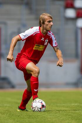 FUSSBALL REGIONALLIGA NORDOST -SAISON 2017 2018 - SPIELTAG 2 - ERFURT-AUERBACH 04 08 2018 - Erfurt: Lukas Novy 17 (FC Rot-Weiß Erfurt) im Fussball-Regionalliga Nordost Spiel des FC Rot-Weiß Erfurt gegen den VfB Auerbach am 4. August 2018 im Steigerwaldstadion Erfurt. Gemäß den Vorgaben der DFL Deutsche Fußball Liga ist es untersagt, in dem Stadion und oder vom Spiel angefertigte Fotoaufnahmen in Form von Sequenzbildern und oder videoähnlichen Fotostrecken zu verwerten bzw. verwerten zu lassen. DFL regulations prohibit any use of photographs as image sequences and or quasi-video. _________________