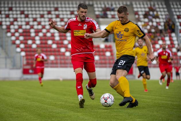 FUSSBALL REGIONALLIGA NORDOST -SAISON 2017 2018 - SPIELTAG 2 - ERFURT-AUERBACH 04 08 2018 - Erfurt: Quentin Fouley 37 (FC Rot-Weiß Erfurt) gegen Philipp Müller 21 (VfB Auerbach) im Fussball-Regionalliga Nordost Spiel des FC Rot-Weiß Erfurt gegen den VfB Auerbach am 4. August 2018 im Steigerwaldstadion Erfurt. Gemäß den Vorgaben der DFL Deutsche Fußball Liga ist es untersagt, in dem Stadion und oder vom Spiel angefertigte Fotoaufnahmen in Form von Sequenzbildern und oder videoähnlichen Fotostrecken zu verwerten bzw. verwerten zu lassen. DFL regulations prohibit any use of photographs as image sequences and or quasi-video. _________________
