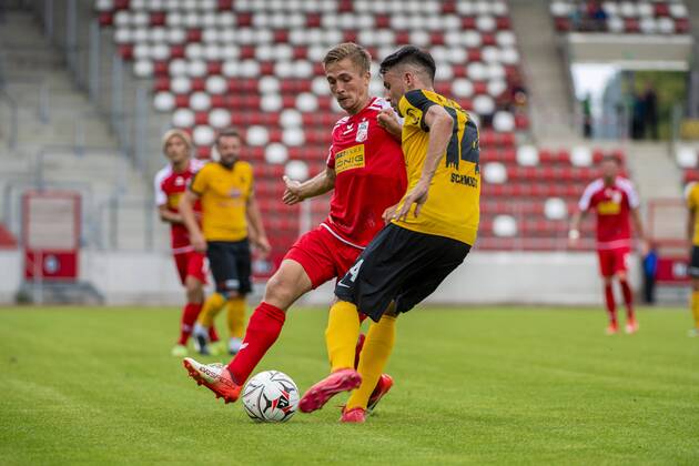 FUSSBALL REGIONALLIGA NORDOST -SAISON 2017 2018 - SPIELTAG 2 - ERFURT-AUERBACH 04 08 2018 - Erfurt: Sebastian Schmidt 14 (VfB Auerbach) gegen Morten Rüdiger 24 (FC Rot-Weiß Erfurt) im Fussball-Regionalliga Nordost Spiel des FC Rot-Weiß Erfurt gegen den VfB Auerbach am 4. August 2018 im Steigerwaldstadion Erfurt. Gemäß den Vorgaben der DFL Deutsche Fußball Liga ist es untersagt, in dem Stadion und oder vom Spiel angefertigte Fotoaufnahmen in Form von Sequenzbildern und oder videoähnlichen Fotostrecken zu verwerten bzw. verwerten zu lassen. DFL regulations prohibit any use of photographs as image sequences and or quasi-video. _________________