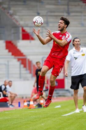 FUSSBALL REGIONALLIGA NORDOST -SAISON 2017 2018 - SPIELTAG 2 - ERFURT-AUERBACH 04 08 2018 - Erfurt: Andis Shala 9 (FC Rot-Weiß Erfurt) im Fussball-Regionalliga Nordost Spiel des FC Rot-Weiß Erfurt gegen den VfB Auerbach am 4. August 2018 im Steigerwaldstadion Erfurt. Gemäß den Vorgaben der DFL Deutsche Fußball Liga ist es untersagt, in dem Stadion und oder vom Spiel angefertigte Fotoaufnahmen in Form von Sequenzbildern und oder videoähnlichen Fotostrecken zu verwerten bzw. verwerten zu lassen. DFL regulations prohibit any use of photographs as image sequences and or quasi-video. _________________