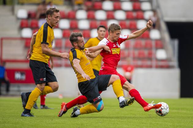 FUSSBALL REGIONALLIGA NORDOST -SAISON 2017 2018 - SPIELTAG 2 - ERFURT-AUERBACH 04 08 2018 - Erfurt: Morten Rüdiger 24 (FC Rot-Weiß Erfurt) gegen Marcel Schlosser 31 (VfB Auerbach) und Alexander Mattern 5 (VfB Auerbach) im Fussball-Regionalliga Nordost Spiel des FC Rot-Weiß Erfurt gegen den VfB Auerbach am 4. August 2018 im Steigerwaldstadion Erfurt. Gemäß den Vorgaben der DFL Deutsche Fußball Liga ist es untersagt, in dem Stadion und oder vom Spiel angefertigte Fotoaufnahmen in Form von Sequenzbildern und oder videoähnlichen Fotostrecken zu verwerten bzw. verwerten zu lassen. DFL regulations prohibit any use of photographs as image sequences and or quasi-video. _________________