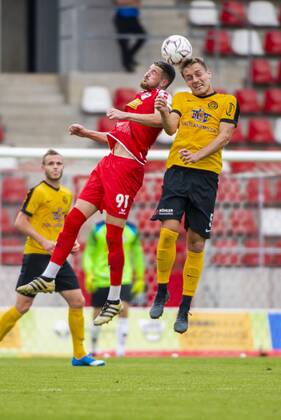 FUSSBALL REGIONALLIGA NORDOST -SAISON 2017 2018 - SPIELTAG 2 - ERFURT-AUERBACH 04 08 2018 - Erfurt: Quentin Fouley 37 (FC Rot-Weiß Erfurt) gegen Alexander Mattern 5 (VfB Auerbach) im Fussball-Regionalliga Nordost Spiel des FC Rot-Weiß Erfurt gegen den VfB Auerbach am 4. August 2018 im Steigerwaldstadion Erfurt. Gemäß den Vorgaben der DFL Deutsche Fußball Liga ist es untersagt, in dem Stadion und oder vom Spiel angefertigte Fotoaufnahmen in Form von Sequenzbildern und oder videoähnlichen Fotostrecken zu verwerten bzw. verwerten zu lassen. DFL regulations prohibit any use of photographs as image sequences and or quasi-video. _________________