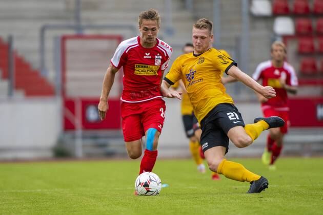 FUSSBALL REGIONALLIGA NORDOST -SAISON 2017 2018 - SPIELTAG 2 - ERFURT-AUERBACH 04 08 2018 - Erfurt: Morten Rüdiger 24 (FC Rot-Weiß Erfurt) gegen Philipp Müller 21 (VfB Auerbach) im Fussball-Regionalliga Nordost Spiel des FC Rot-Weiß Erfurt gegen den VfB Auerbach am 4. August 2018 im Steigerwaldstadion Erfurt. Gemäß den Vorgaben der DFL Deutsche Fußball Liga ist es untersagt, in dem Stadion und oder vom Spiel angefertigte Fotoaufnahmen in Form von Sequenzbildern und oder videoähnlichen Fotostrecken zu verwerten bzw. verwerten zu lassen. DFL regulations prohibit any use of photographs as image sequences and or quasi-video. _________________