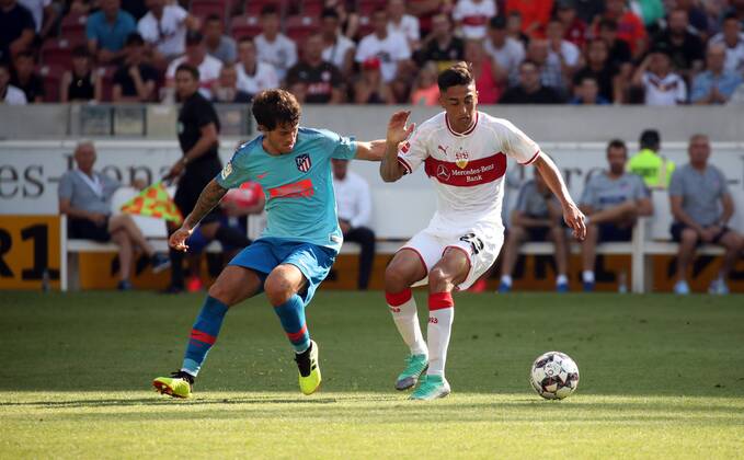 VfB Stuttgart - Atletico Madrid Deutschland, Stuttgart, 05.08.2018, Fussball, Bundesliga, Saison 2018 2019, Testspiel, VfB Stuttgart - Atletico Madrid: v.l. Roberto Olabe (Atletico Madrid), Nicolas Gonzalez (VfB Stuttgart).