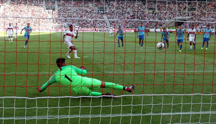 VfB Stuttgart - Atletico Madrid Deutschland, Stuttgart, 05.08.2018, Fussball, Bundesliga, Saison 2018 2019, Testspiel, VfB Stuttgart - Atletico Madrid: Daniel Didavi (VfB Stuttgart) trifft Elfmeter zum 1:0 gegen Antonio Adan (Atletico Madrid).