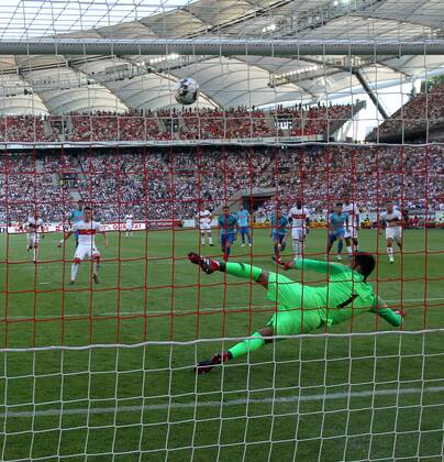 VfB Stuttgart - Atletico Madrid Deutschland, Stuttgart, 05.08.2018, Fussball, Bundesliga, Saison 2018 2019, Testspiel, VfB Stuttgart - Atletico Madrid: Erik Thommy (VfB Stuttgart) verschiesst Elfmeter.