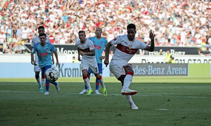 VfB Stuttgart - Atletico Madrid Deutschland, Stuttgart, 05.08.2018, Fussball, Bundesliga, Saison 2018 2019, Testspiel, VfB Stuttgart - Atletico Madrid: Daniel Didavi (VfB Stuttgart) trifft Elfmeter zum 1:0 gegen Antonio Adan (Atletico Madrid).