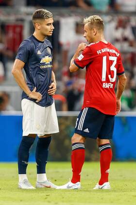 Deutschland, Muenchen, 05.08.2018, Testspiel, FC Bayern Muenchen - Manchester United ManU Andreas Pereira (MAN) und Rafinha (FCB) diskussion ( DeFodi048