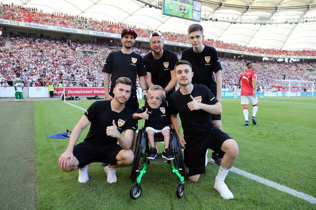 VfB Stuttgart - Atletico Madrid Deutschland, Stuttgart, 05.08.2018, Fussball, Bundesliga, Saison 2018 2019, Testspiel, VfB Stuttgart - Atletico Madrid: eSports Team VfB Stuttgart Obere Reihe v.l. Erhan Kayman (dr. erhano), Timo Schulz (timo tisi), Lukas Seiler (lukas_1004). Untere Reihe v.l. Simon Schulz (simon tisi), Niklas Luginsland (nik-lugi), Marcel Lutz (marlut).