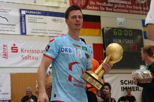 Siegerehrung Internationaler Heide Cup 2018, Handball, Internationaler Heide-Cup 2018, 12.08.18 Hans Lindberg (Nr.18, Fuechse Berlin) mit dem Pokal